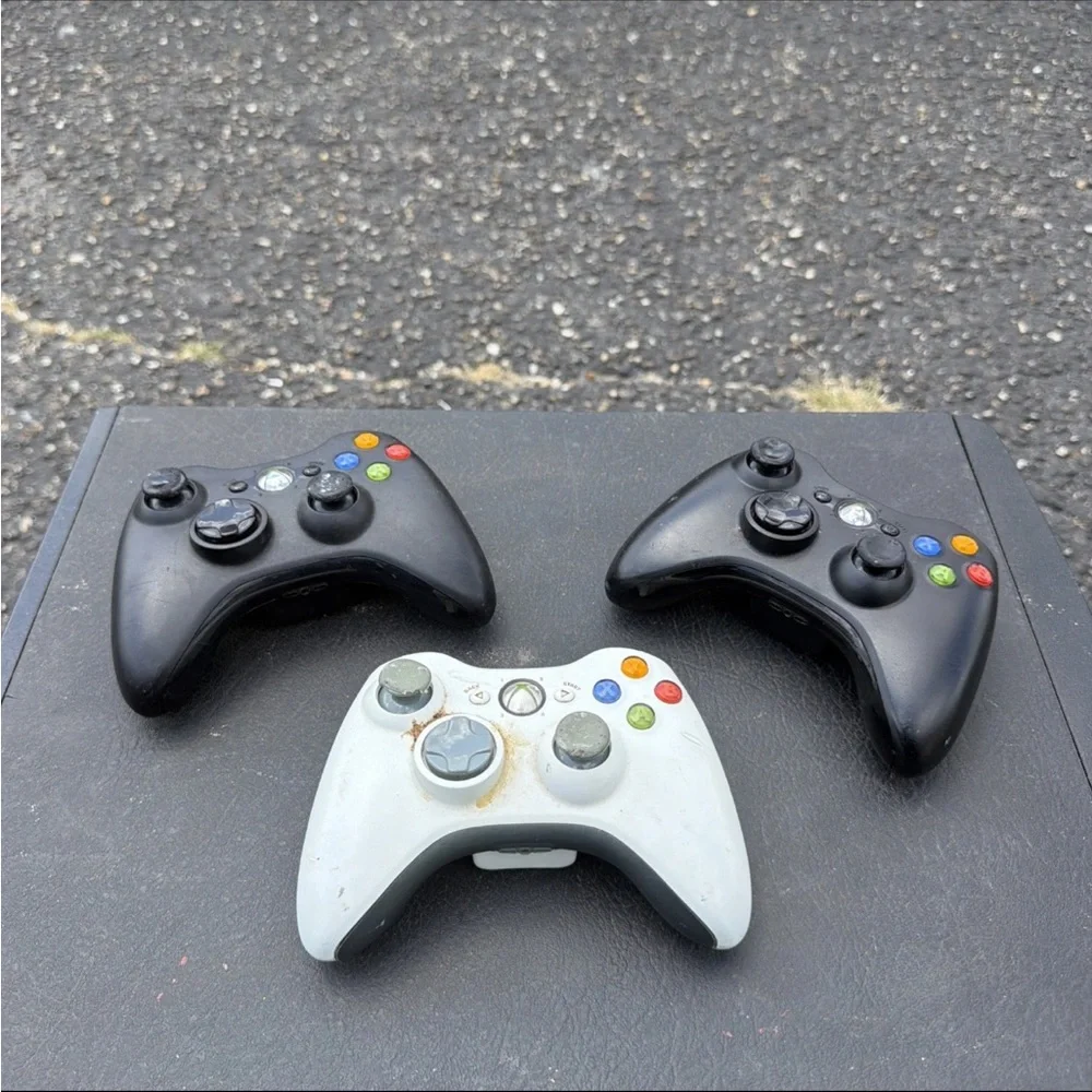 Xbox Wireless Controllers (Black & White) - Compatible Video Game Controllers